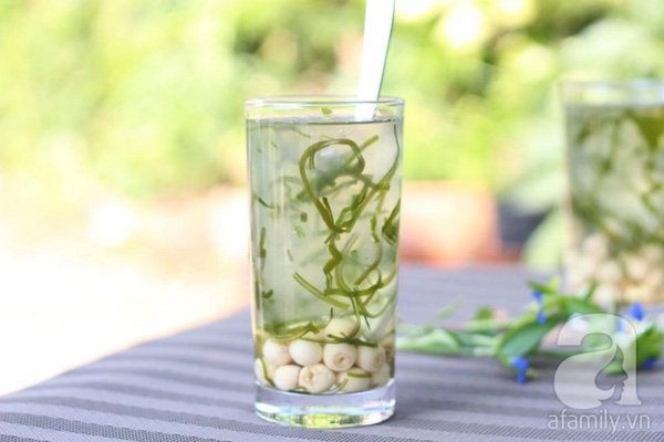 Nấu chè hạt sen rong biển vừa giải khát vừa detox cơ thể ngày nắng nóng