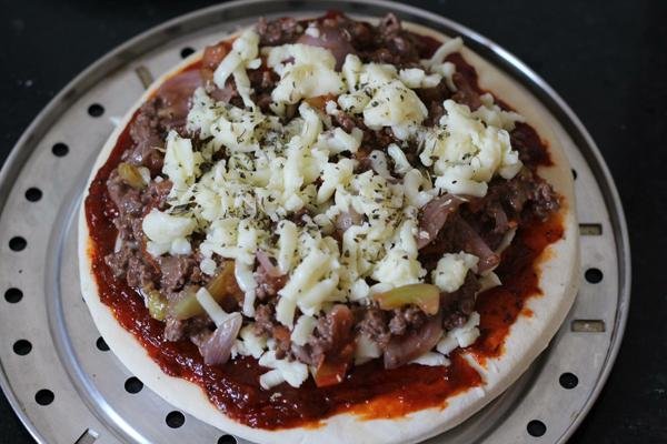 Tự làm pizza bò tại nhà vừa nhanh vừa rẻ